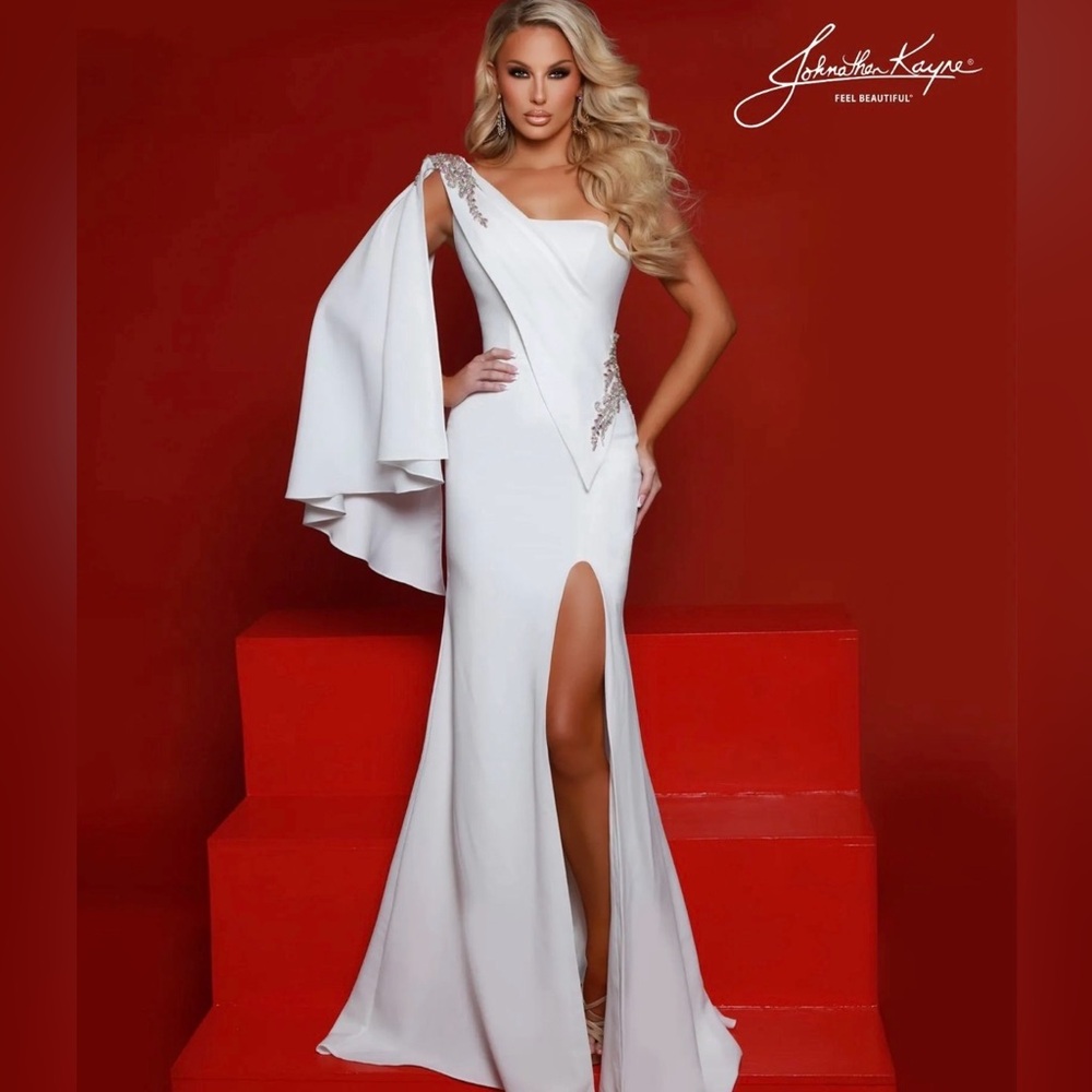 Label says 14. Taken in at waist for a 12.Faint spary tan inside.